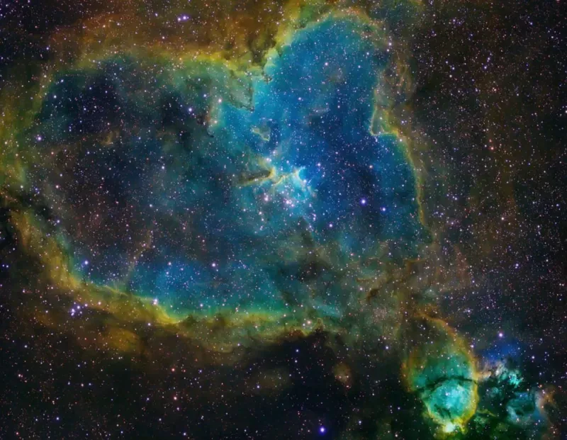 Cuando nos movemos a escalas más allá de nuestra imaginación, el Universo se comporta de maneras extraordinarias. (La Nebulosa del Corazón, en el Brazo de Perseo de la Vía Láctea). Getty Images