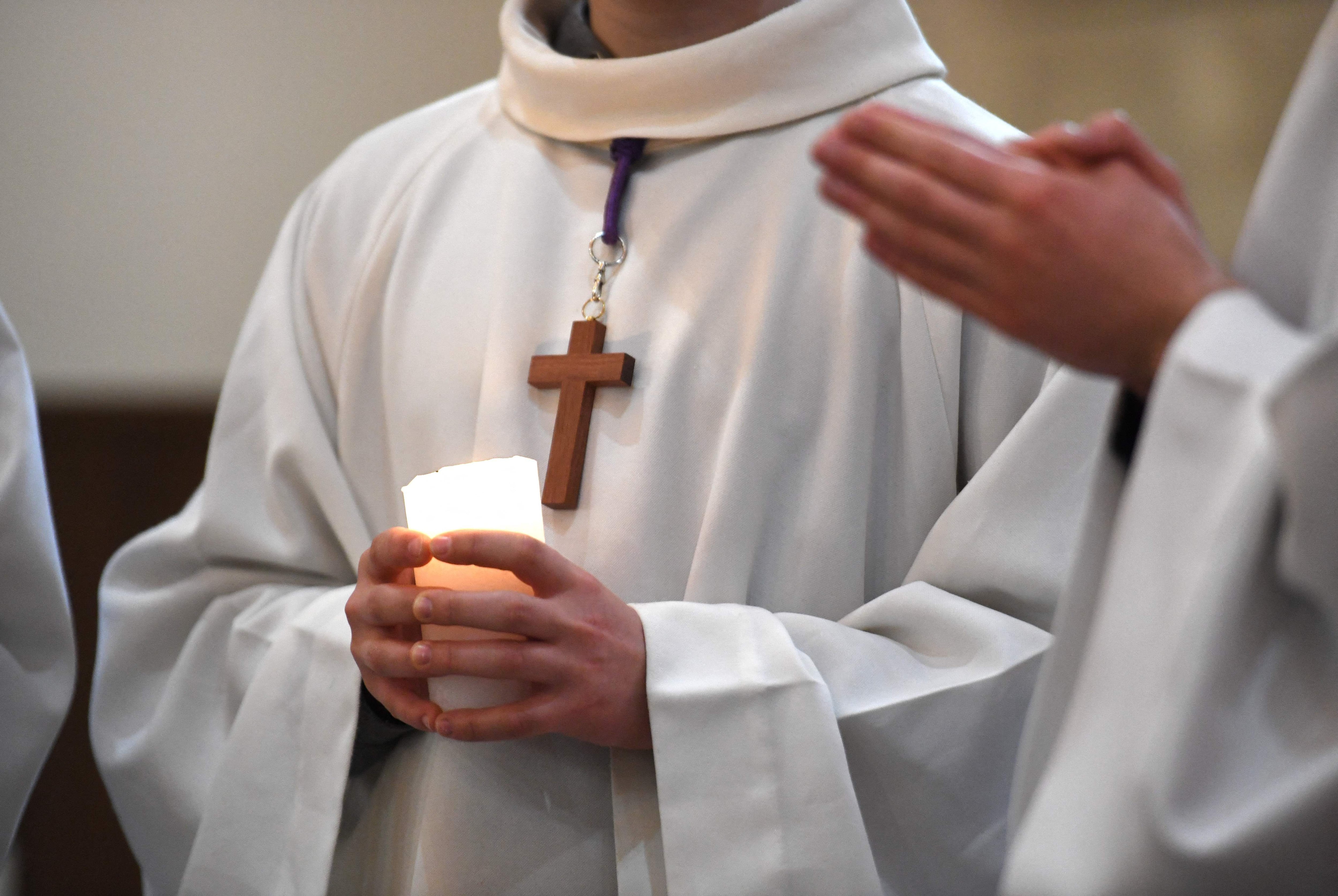 Entre 2.900 y 3.200 pederastas habrían trabajado en la Iglesia católica de Francia desde 1950, señala comisión independiente