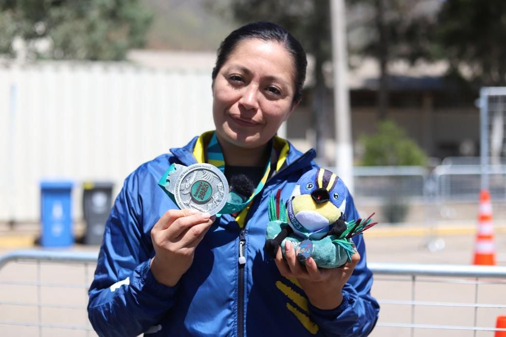 Diana Durango con la medalla de plata en los Juegos Panamericanos Santiago 2023, su boleto para disputar los Juegos Olímpicos París 2024 en tiro depotivo.