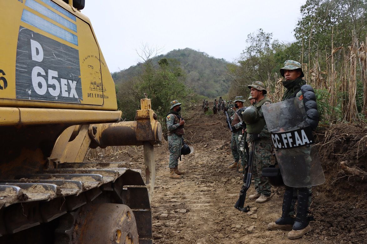 Militares y policías toman control en acceso a cerro de Montecristi y se inician trabajos para ubicar radar en cima de la elevación