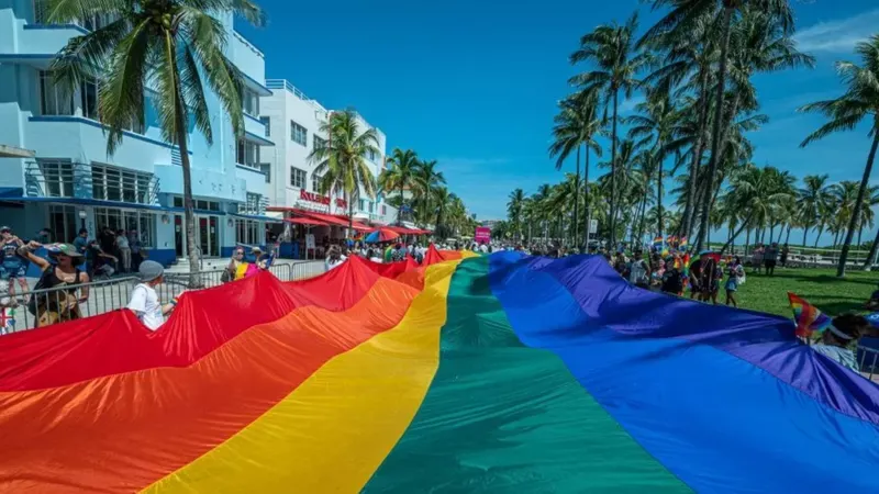 “No digas gay”: la controvertida ley aprobada en Florida que prohíbe a los maestros hablar de orientación sexual en las escuelas primarias