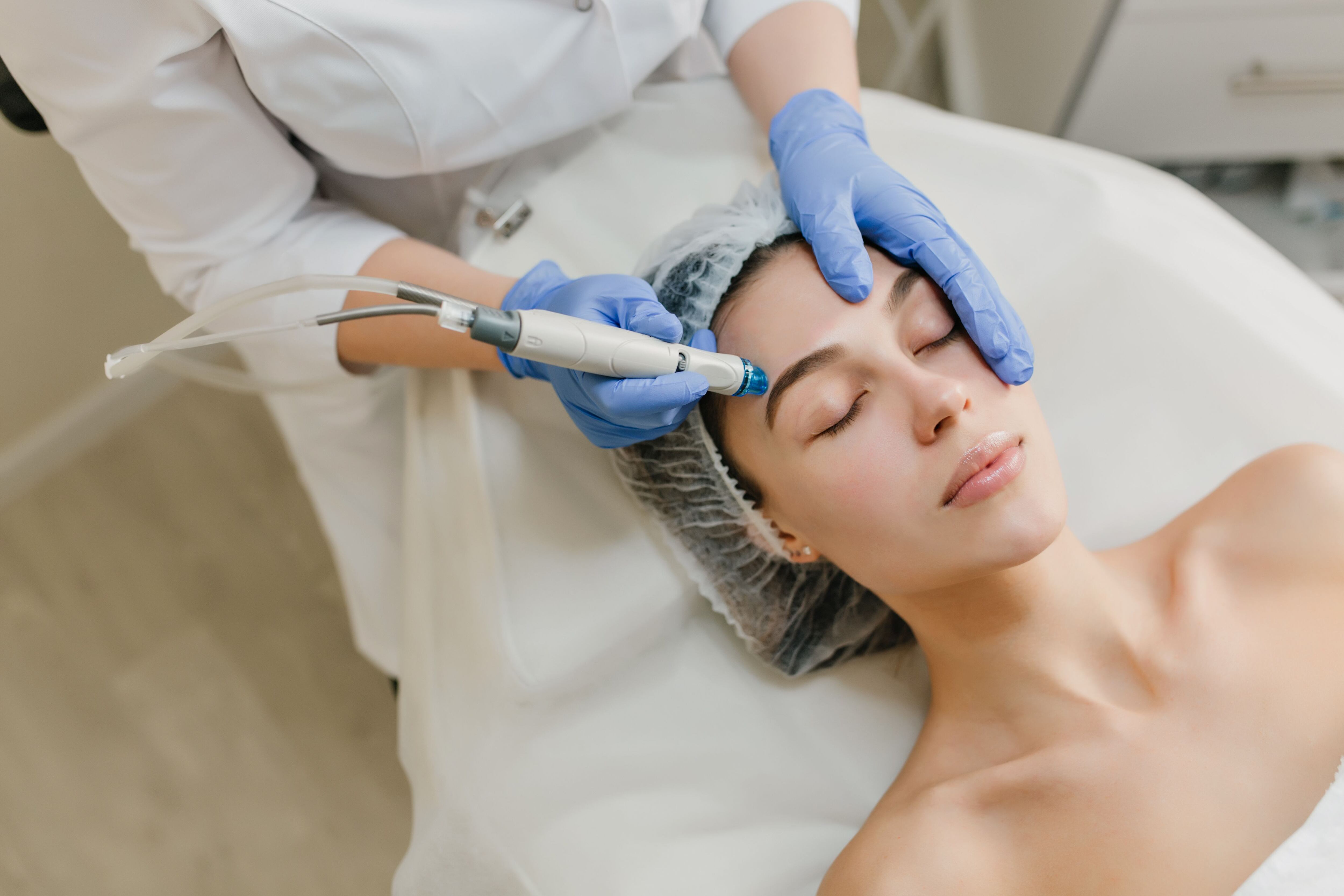 Los tratamientos faciales en consultorios especializados también pueden profundizar en la limpieza de los poros