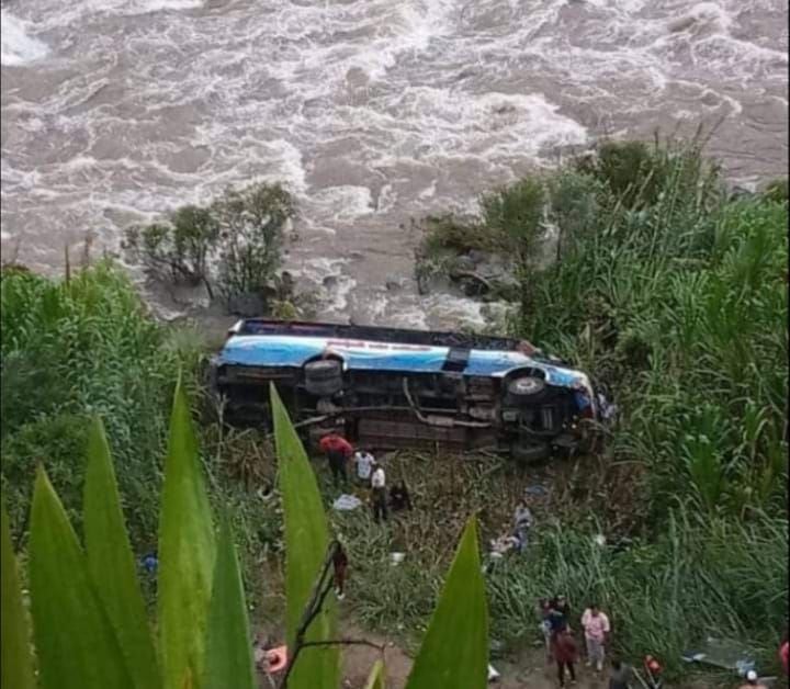 Un muerto al caer bus hacia un precipicio en vía de Ibarra