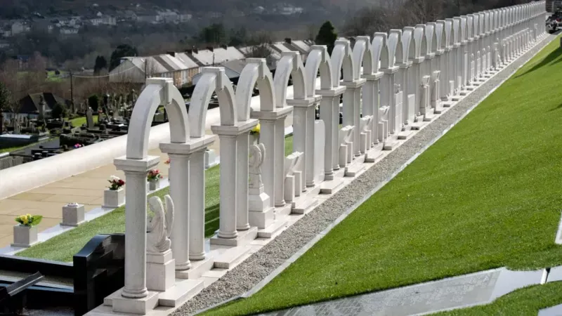 GETTY IMAGES Dos filas de arcos blancos en el cementerio de Aberfan marcan las tumbas de los niños muertos en el desastre.