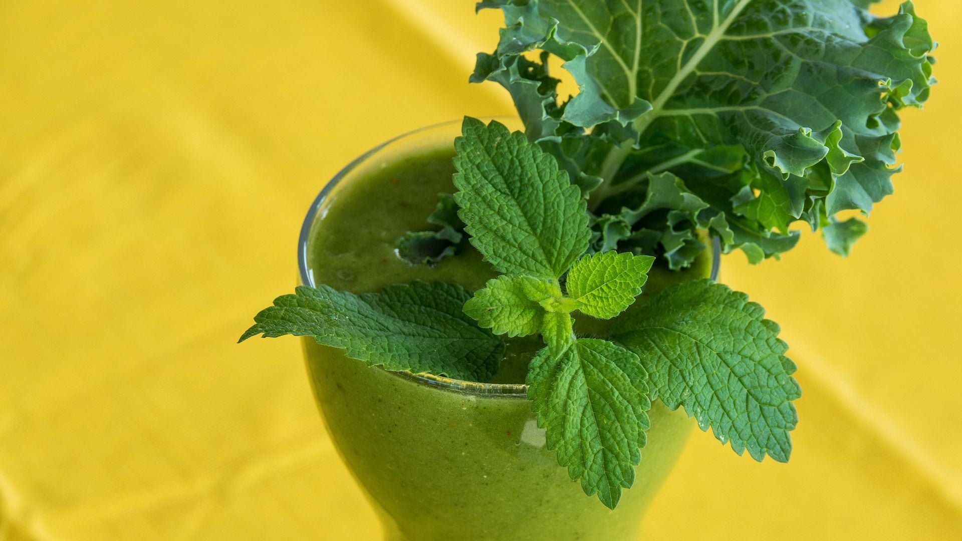 Bebida con avena y fruta para bajar los triglicéridos