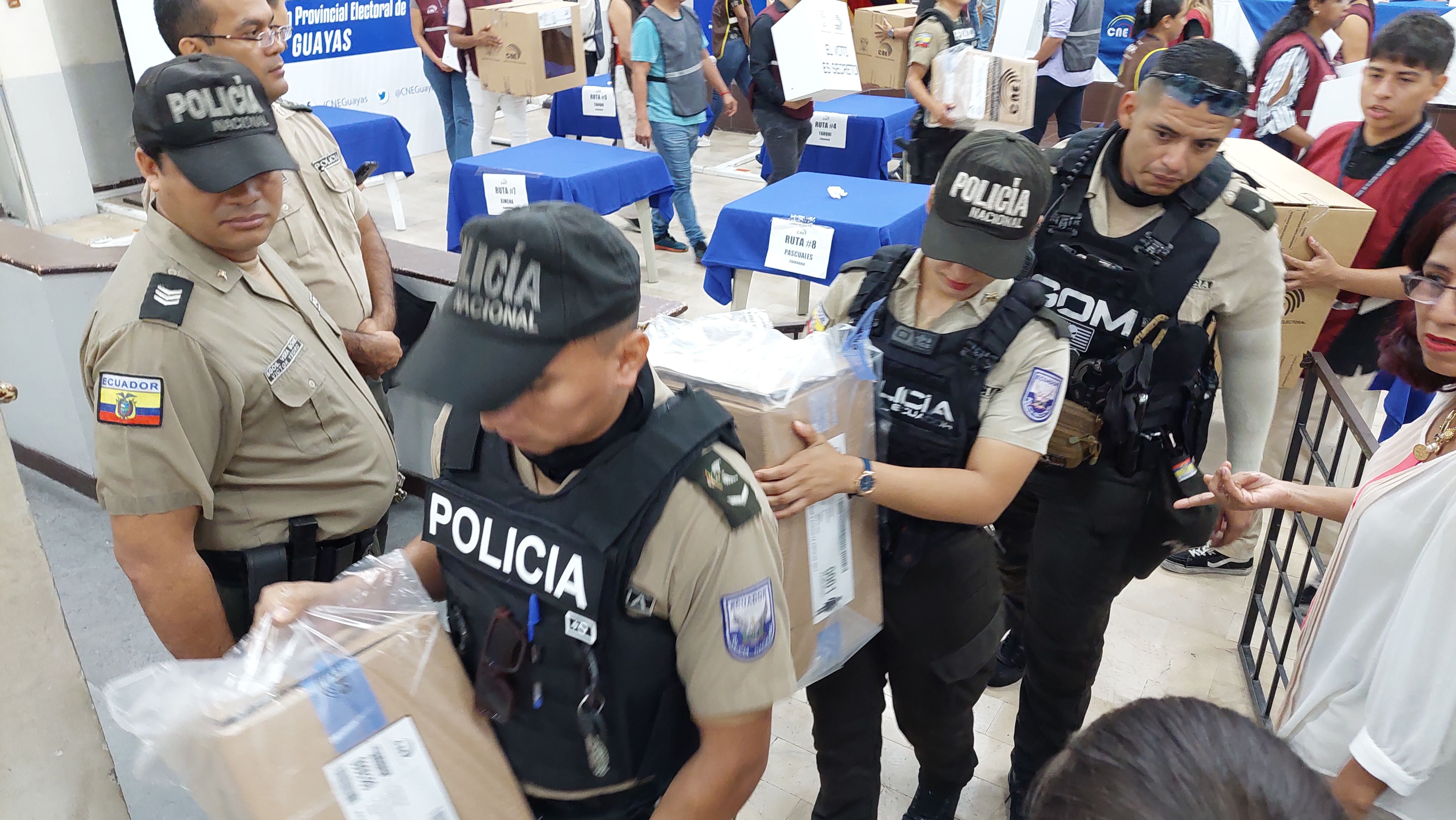 Personal policial apoyó al voto en casa este viernes. Foto Carlos Barros/El Universo.