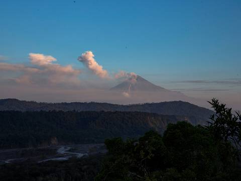 Qué volcanes de Ecuador se mantienen en actividad eruptiva