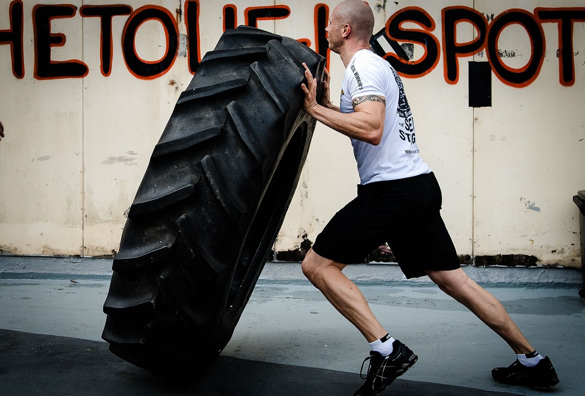 Entrenamiento Crossfit. Hombre De Gimnasio Haciendo Un Entrenamiento Con  Pesas Levantando Pesas Rusas. Joven Atleta Haciendo Cambios Kettlebell.  Culturista Levantando Pesas Rusas. Instructor De Crossfit En El Gimnasio.  Crossfit En El Gimnasio