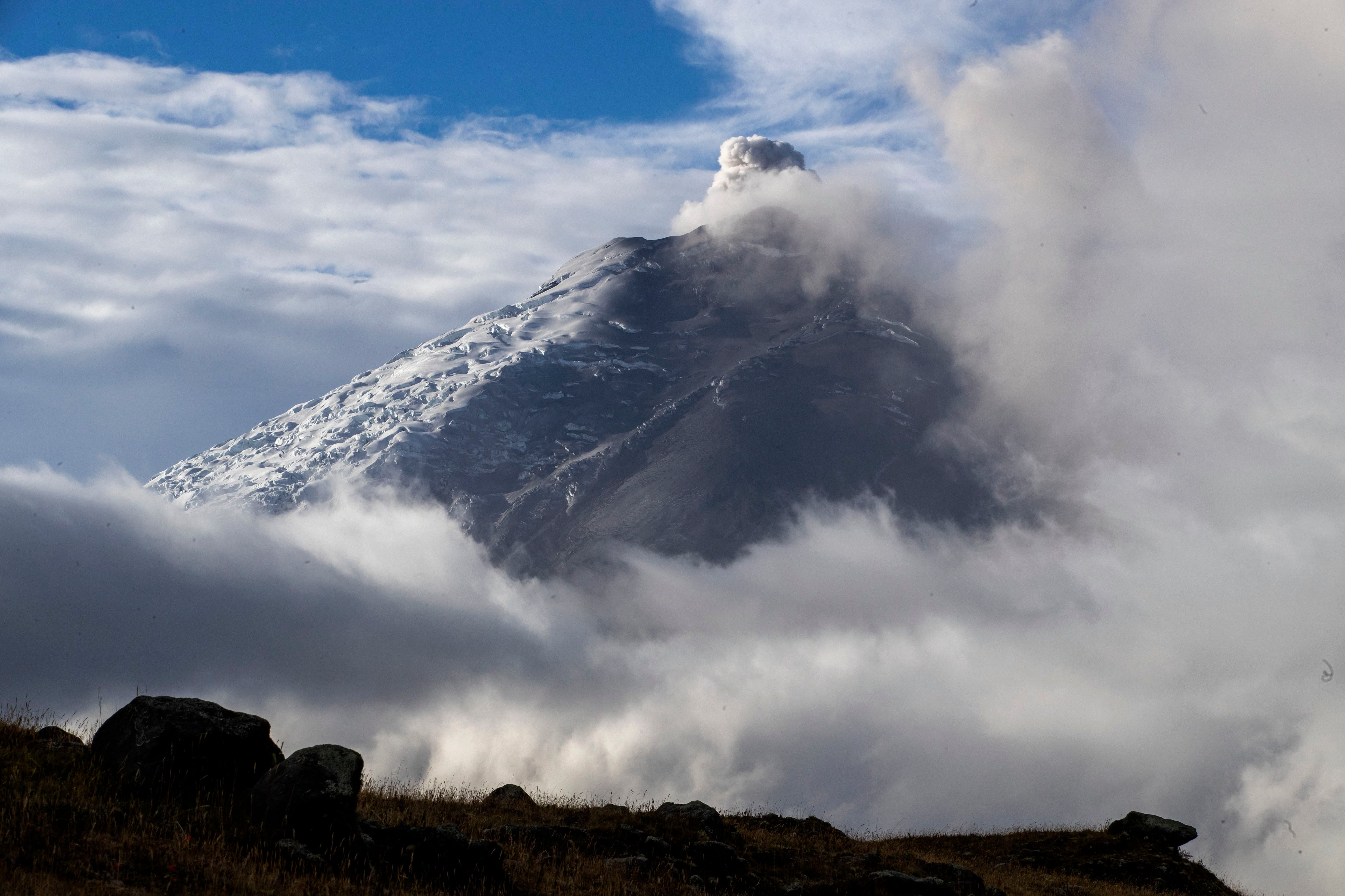 Volcán Cotopaxi emitió una alerta termal en el cráter interno; emisión de gases y ceniza se mantiene