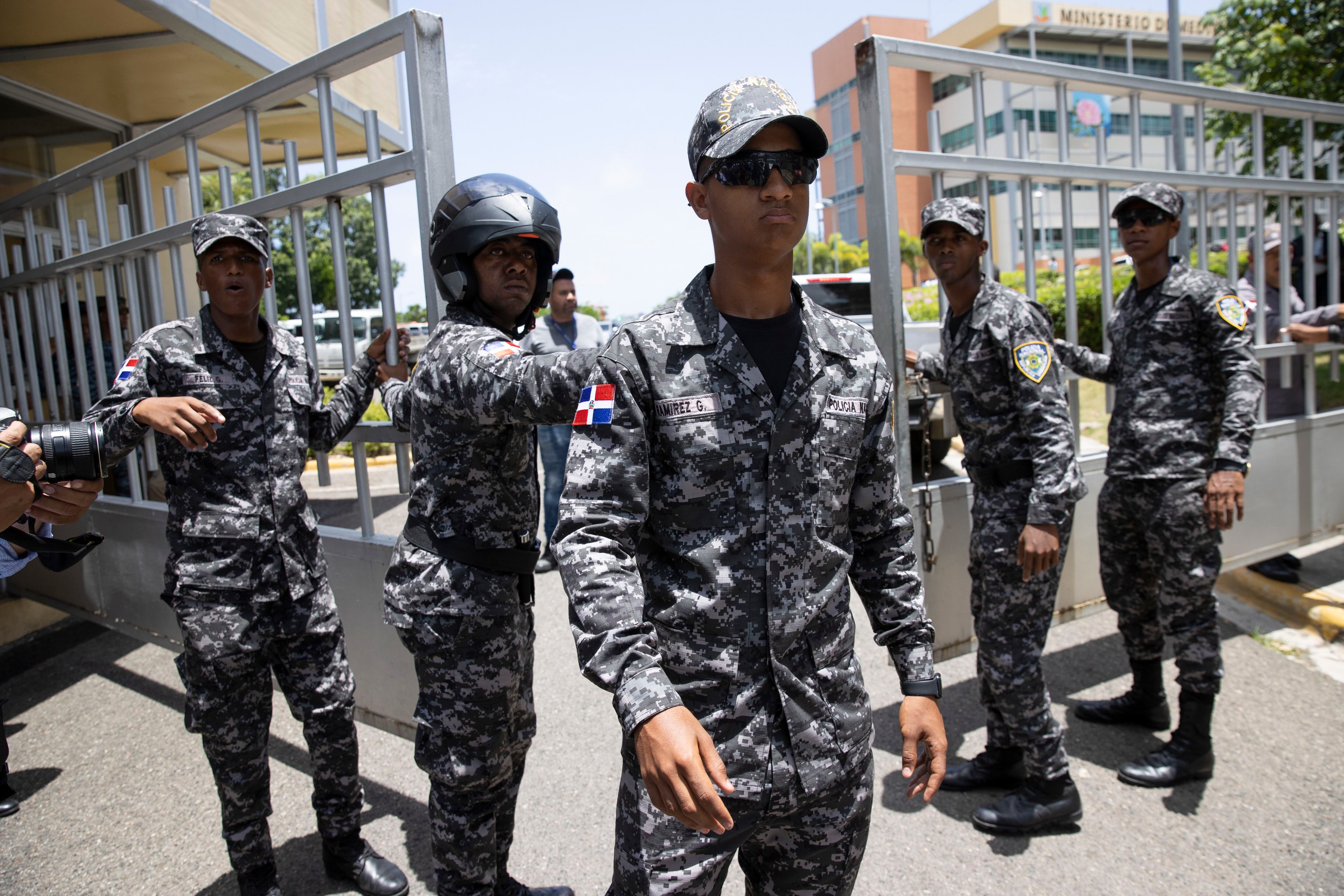 Miembros de las fuerzas de seguridad montan guardia frente al ministerio de Medio Ambiente de República Dominicana. Orlando Jorge Mera, murió este lunes al ser tiroteado en su despacho. EFE/ Orlando Barría 