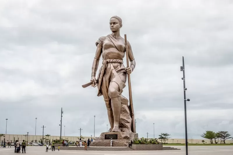 GETTY IMAGES En Cotonou, Benin, una amazona de bronce de 30 metros de altura es símbolo de identidad nacional y parte clave de su rica historia.