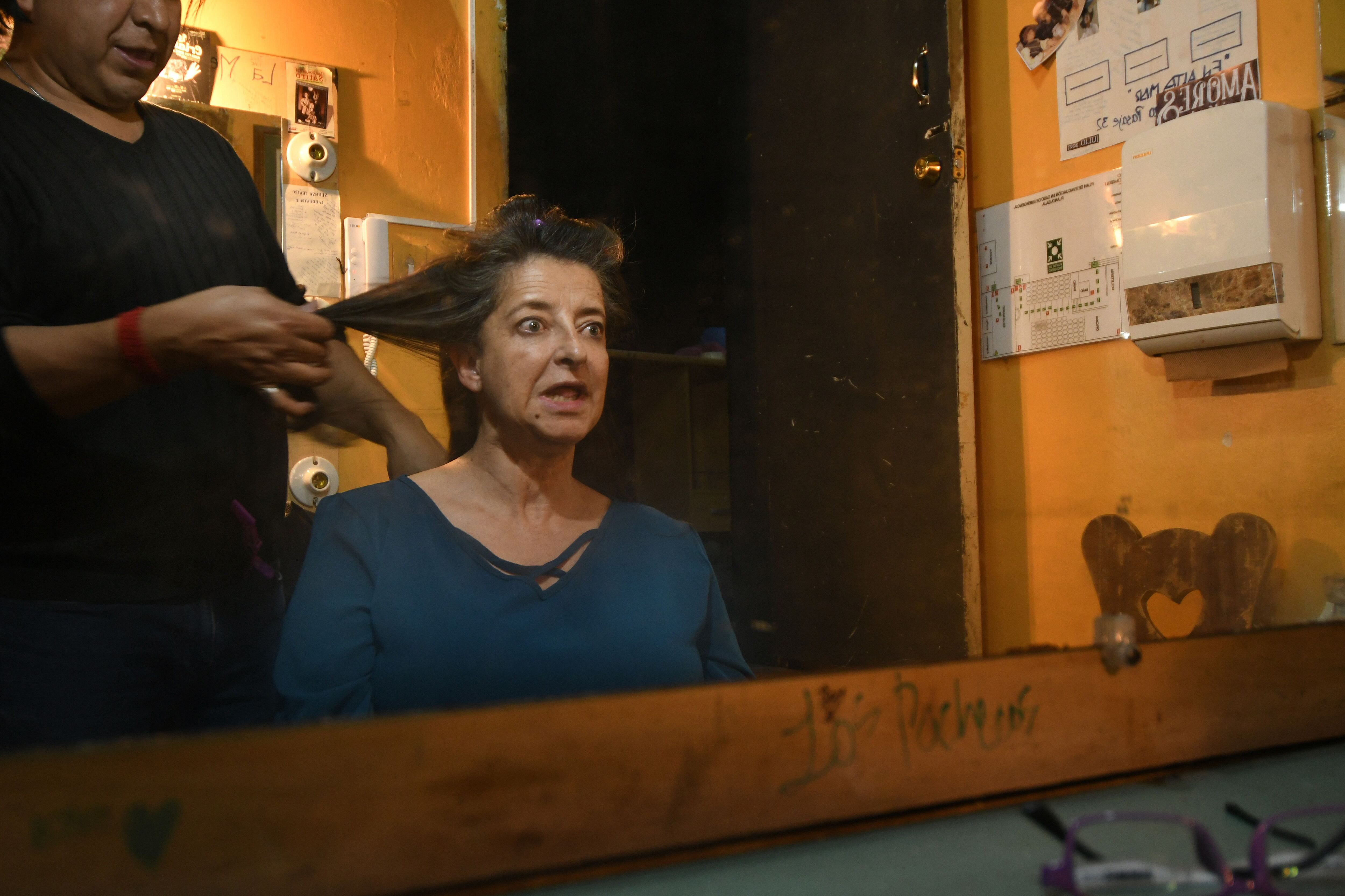 QUITO.- Juana Guarderas, actriz y directora del teatro Patio de comedias, mientras se maquilla, en una salita del Teatro de comedias, en el norte de Quito.