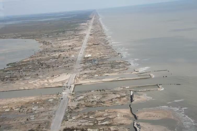 Destrucción causada en la península de Bolívar (Texas) por la marejada ciclónica del huracán Ike en septiembre de 2008. Wikimedia Commons