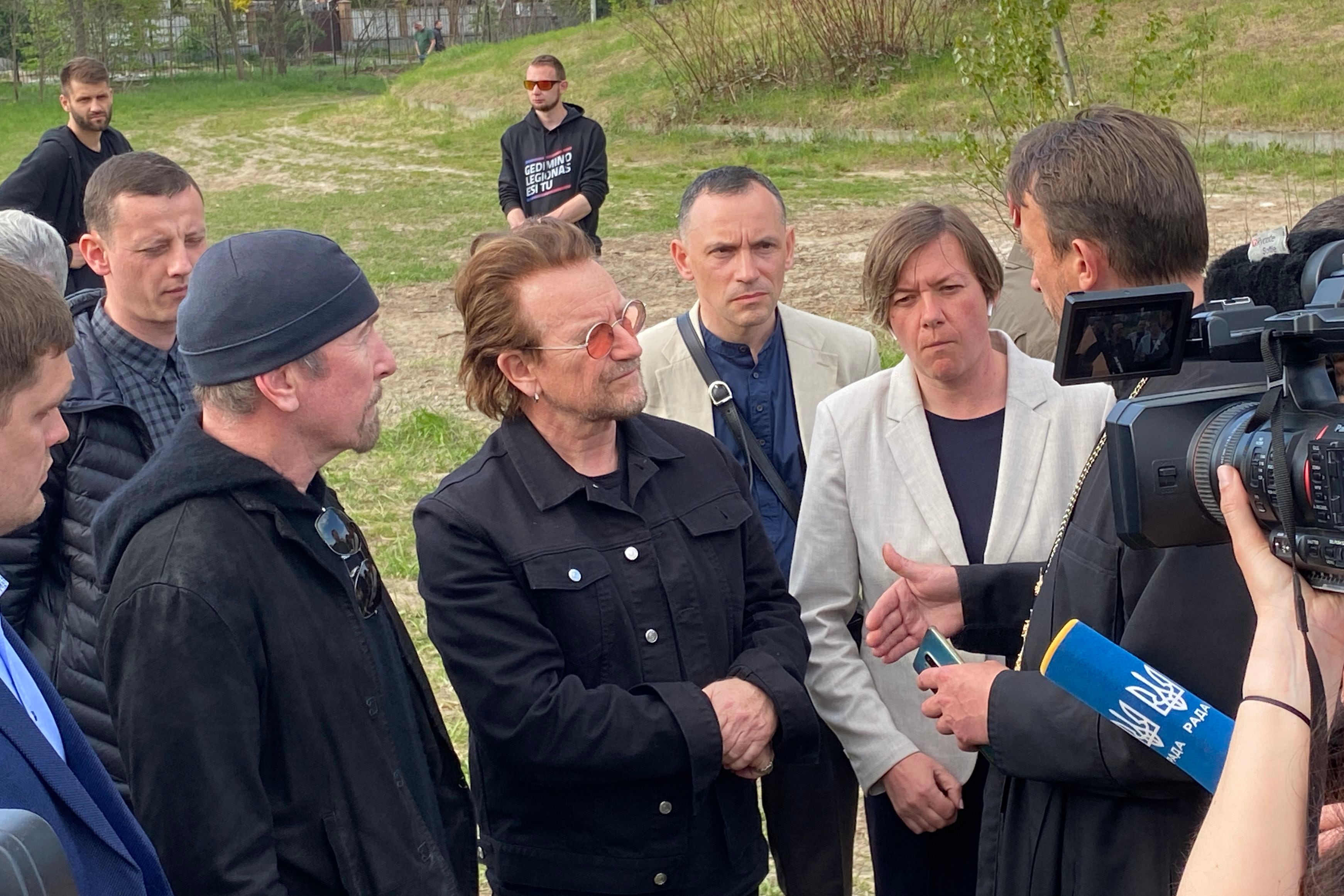 Bono y Edge, de U2, dan concierto sorpresa en el metro de Kiev; visitan Irpin, Bucha y Borodyanka