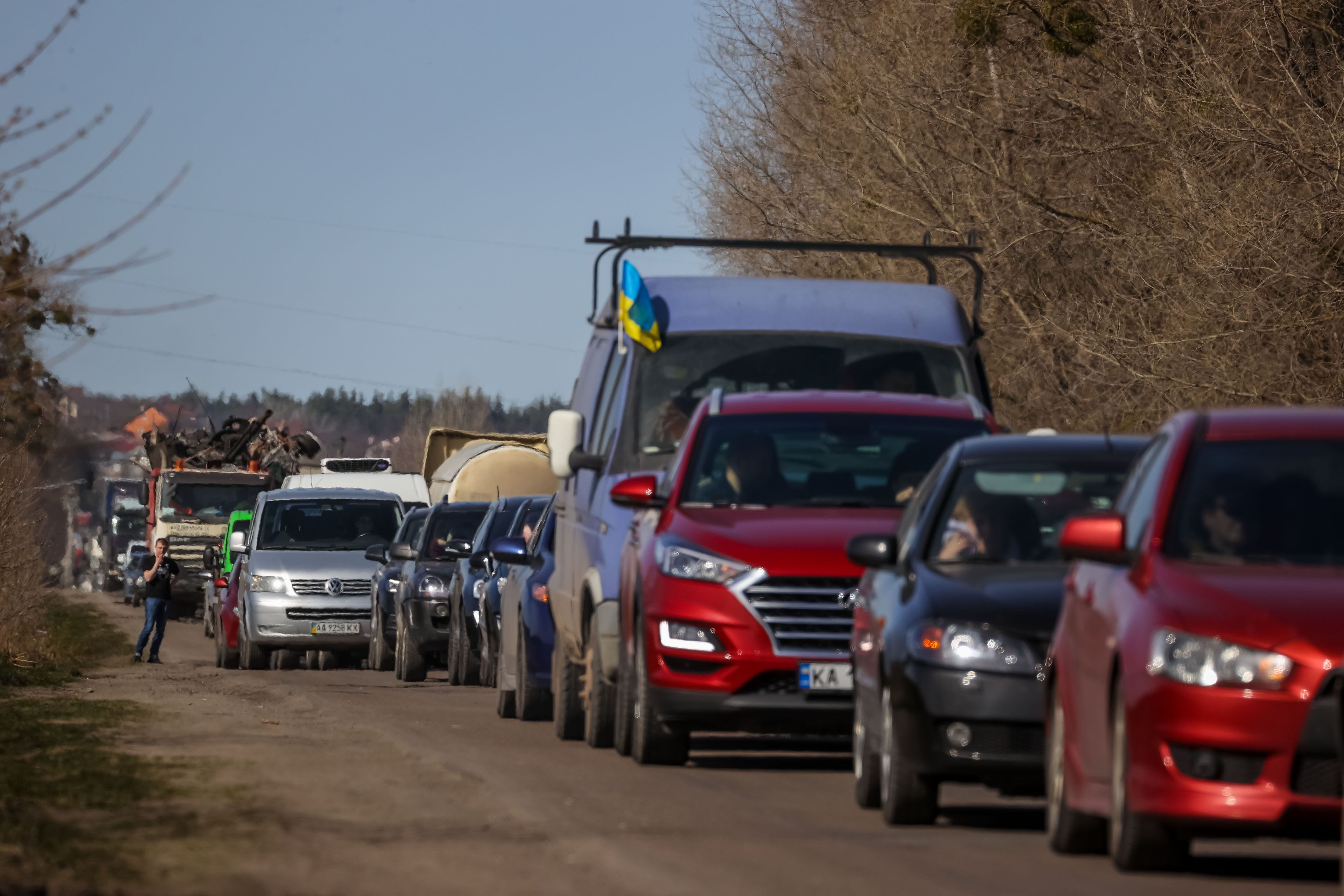Una gran fila de vehículos esperan para entrar en Kiev (Ucrania), este jueves. Centenares de coches cargados con maletas y cajas formaron un gran atasco en la entrada oeste de Kiev, en un momento en el que los kievitas que huyeron de la capital ucraniana por la guerra están regresando, a pesar de que las autoridades han advertido que no lo hagan.- EFE/ MIGUEL GUTIÈRREZ 