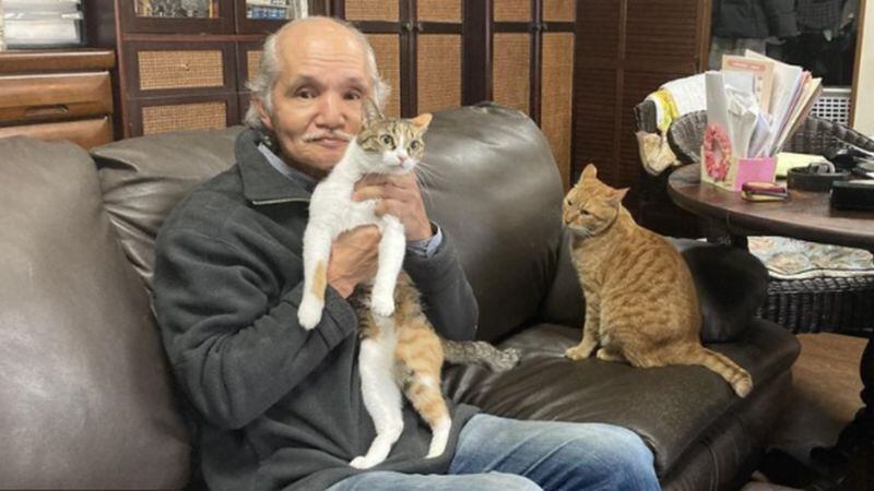 ARCHIVO PERSONAL Yoichiro Matsushita con Kiki y Lara, los miembros felinos actuales de su familia.