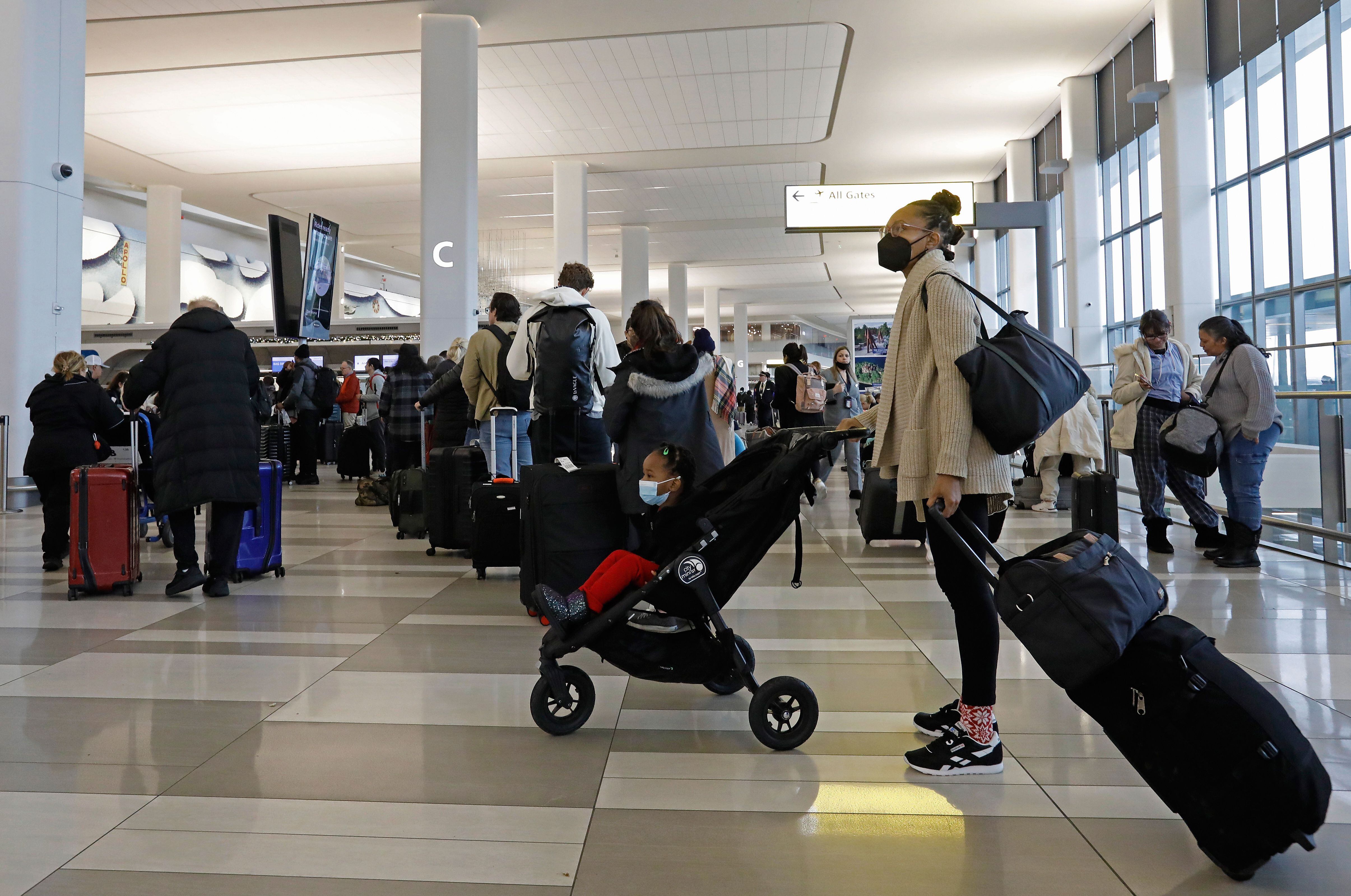 NUEVA YORK. Miles de turistas aguardan en los aeropuertos debido a la cancelación de los vuelos por la tormenta de nieve que afecta el norte y centro de Estados Unidos. La gráfica corresponde al aeropuerto de LaGuardia. 