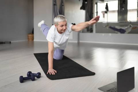 Tres ejercicios fáciles para fortalecer los abdominales después de los 60 años: puedes hacerlos en casa sin temor a lesionarte