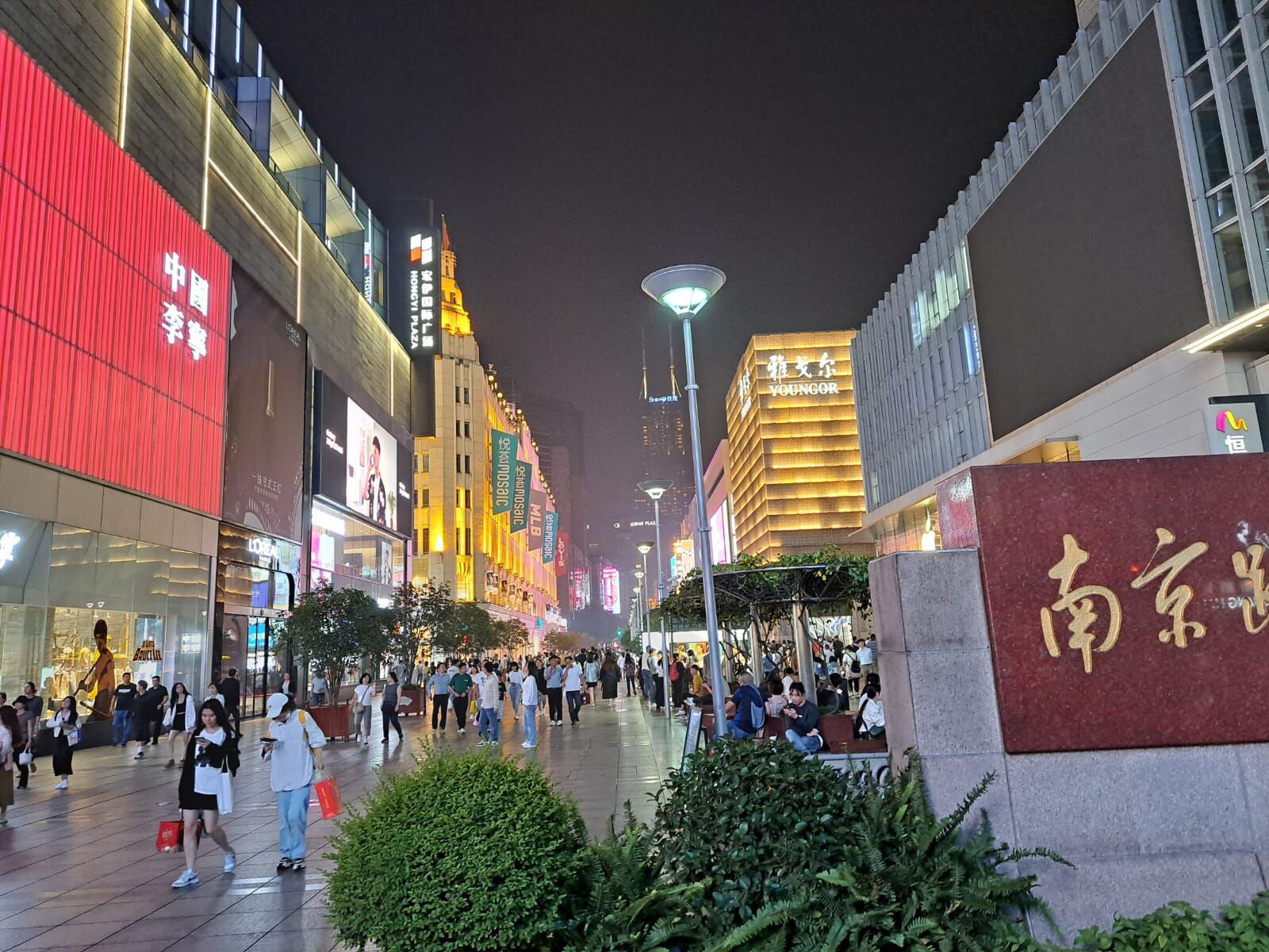 A más de las marcas chinas, en las urbes principales hay negocios de Occidente.