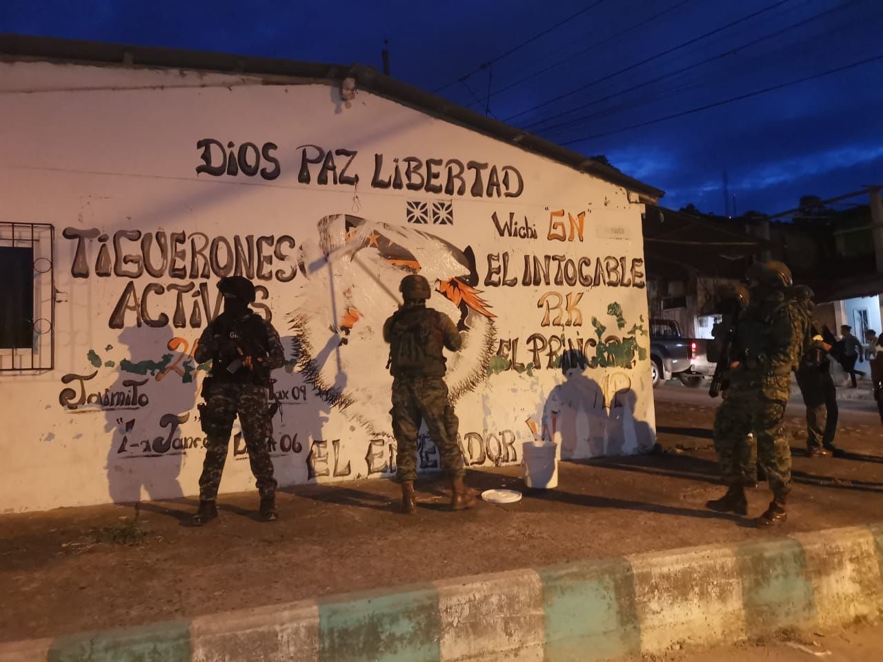 Militares borran murales de Los Tiguerones en barrios de Esmeraldas