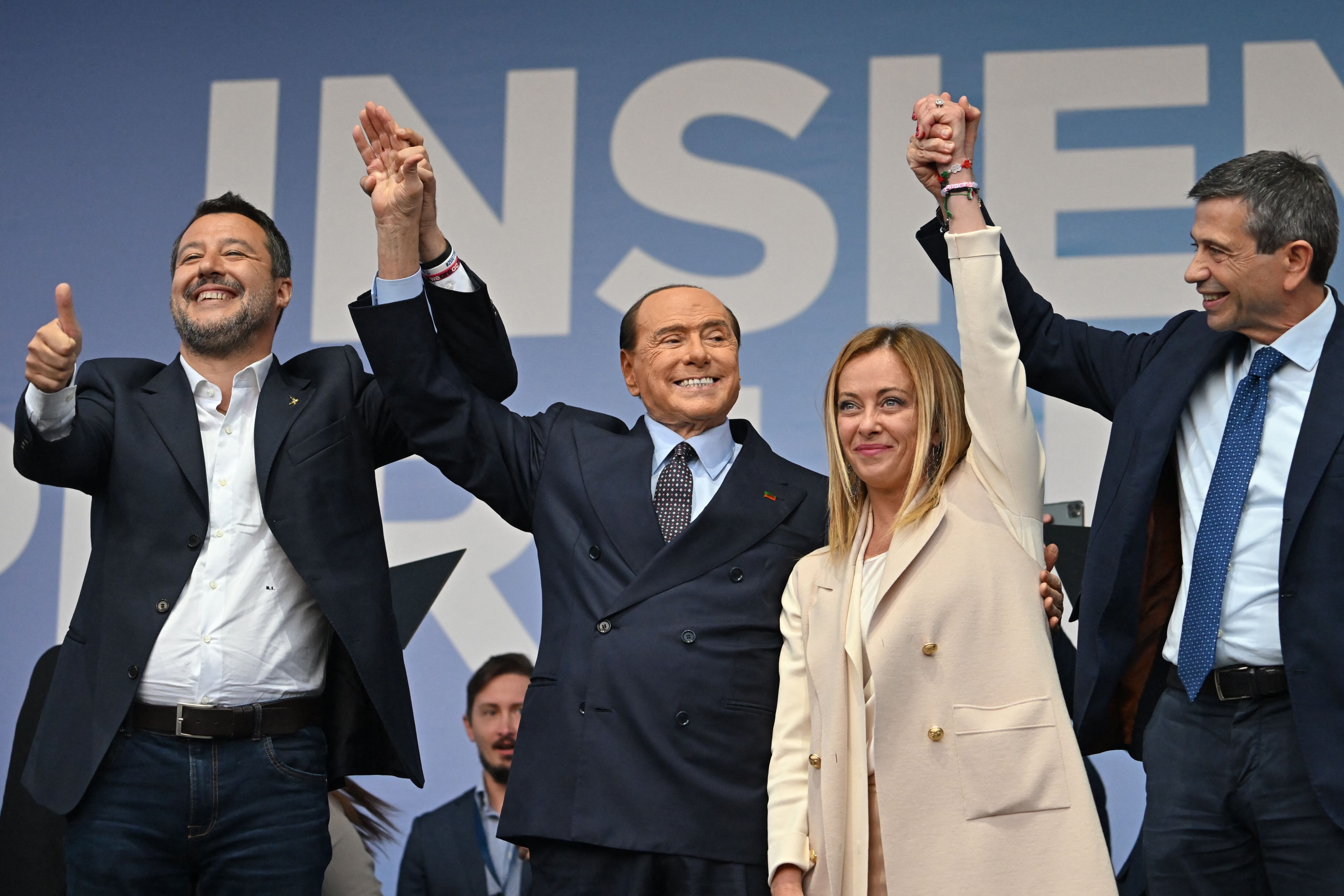 (De izquierda a derecha) el líder del partido italiano de extrema derecha Lega (Liga) Matteo Salvini, el líder de Forza Italia Silvio Berlusconi, el líder del partido italiano de extrema derecha "Fratelli d'Italia" (Hermanos de Italia) Giorgia Meloni y el centro italiano -el legislador de derecha Maurizio Lupi se para en el escenario el 22 de septiembre de 2022 durante un mitin conjunto de la coalición italiana.