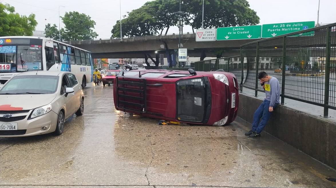 Varios Accidentes De Tránsito Se Reportan En Guayaquil A Causa De La Lluvia Que Vuelve La 1672