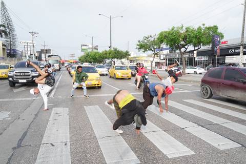 Un exseleccionado de Ecuador en Panamericanos de Chile lleva el ‘break dance’ a la av. Juan Tanca Marengo, en Guayaquil