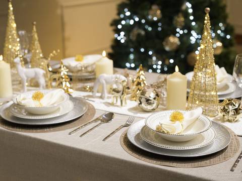 Los adornos navideños y los centros de mesa dan calidez en la cena de Nochebuena