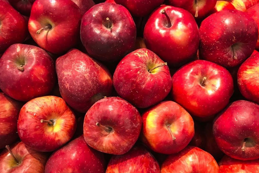 Las manzanas contienen una sustancia llamada pectina, un antioxidante que desintoxica el cuerpo y reduce el uso de insulina. Foto: Freepik.