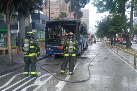 Un autobús se incendió en el norte de Quito
