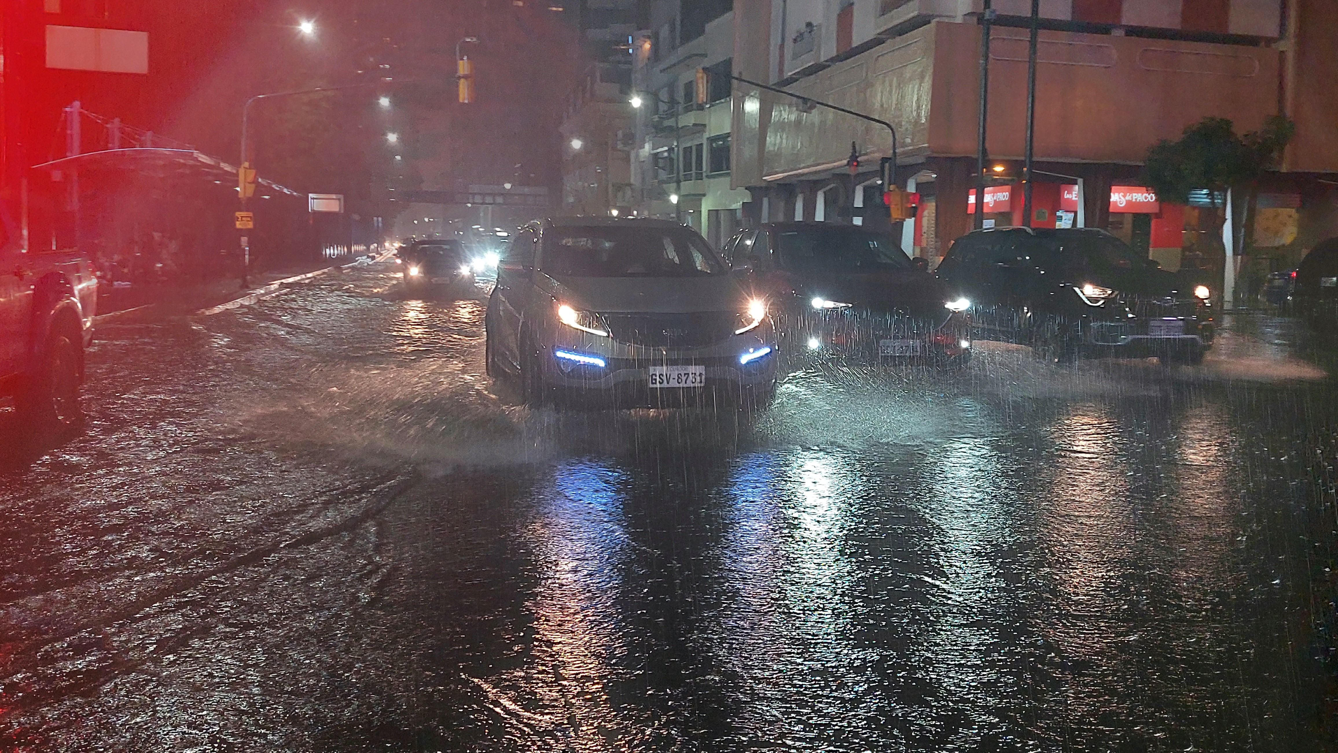 Guayaquileños comparten videos de las inundaciones provocadas por la lluvia de esta madrugada