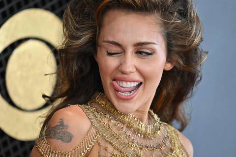 Miley Cyrus es comparada con Laura León y Marimar por su llamativo peinado en los Grammys 2024