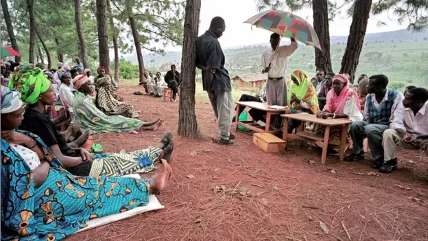 En Ruanda se crearon tribunales comunitarios conocidos como "gacaca", para lidiar con sospechosos de genocidio.