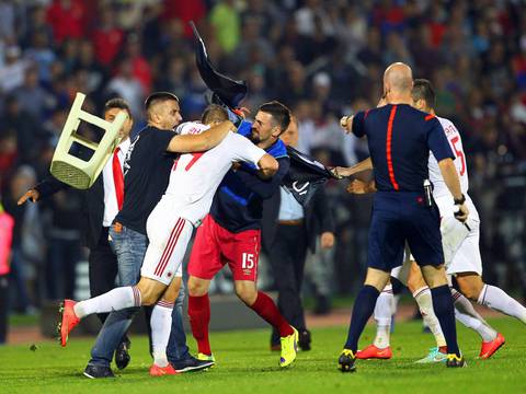 UEFA analiza sanción por disturbios entre Serbia y Albania