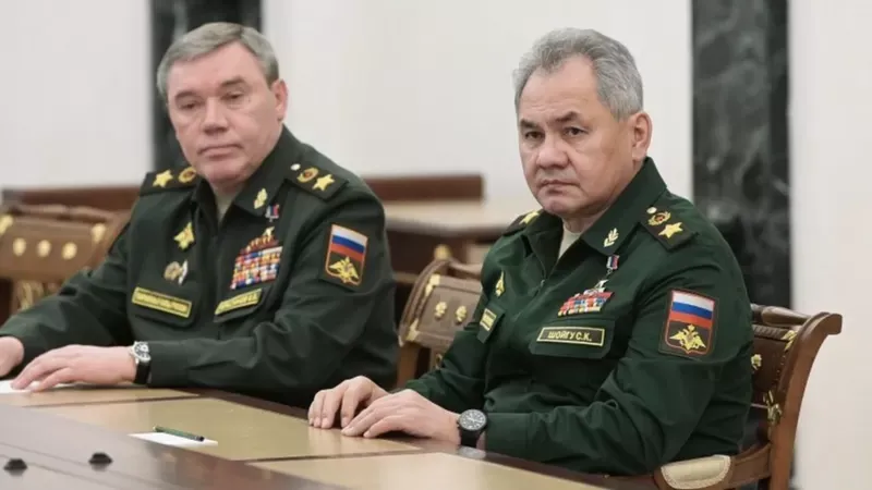 EPA/KREMLIN POOL Valery Gerasimov (izda) y el ministro de Defensa Sergei Shoigu han jugado un papel clave en las decisiones estratégicas del presidente Putin.