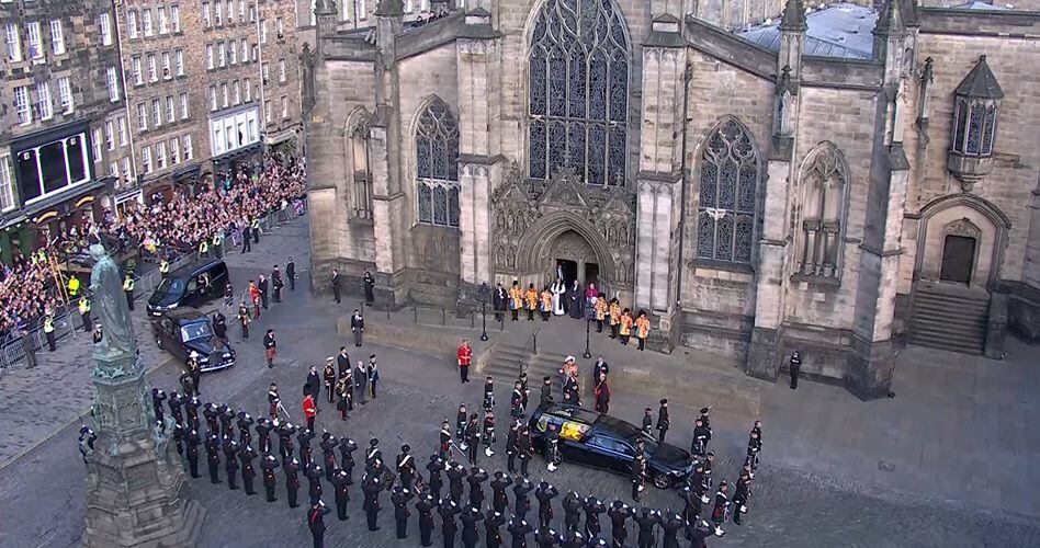Exteriores de la catedral de san Gil, donde el cofre mortuorio permanecerá hasta mañana para recibir los respetos de los ciudadanos de Escocia.