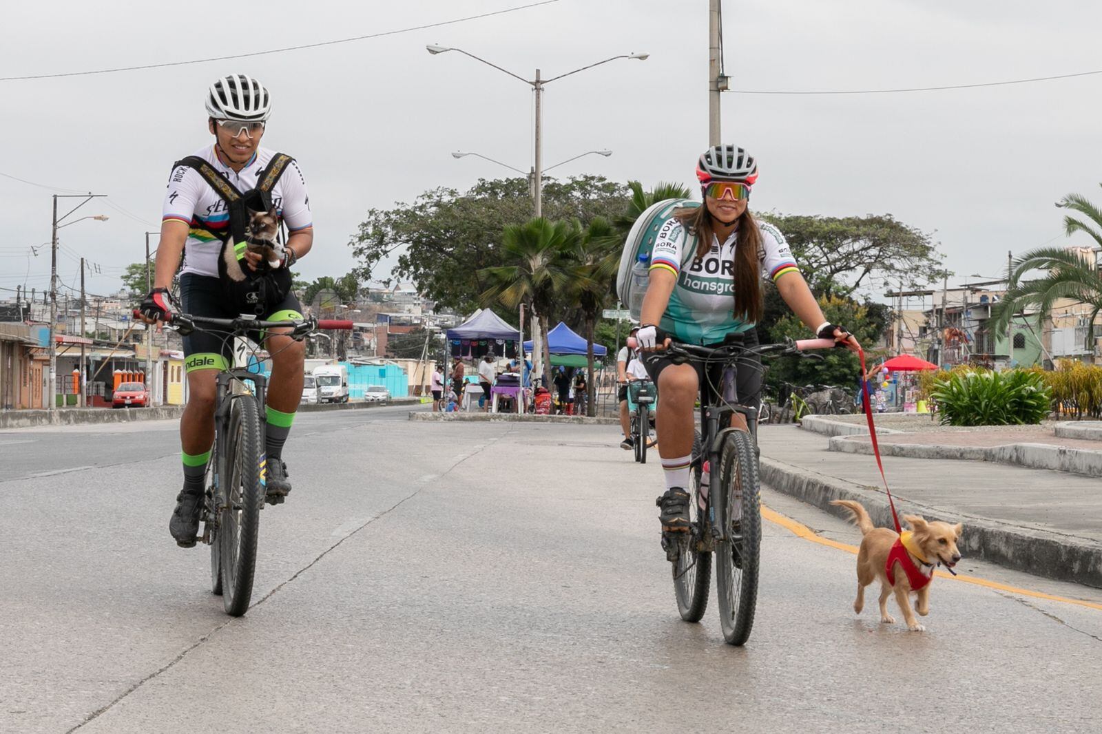 Ciudadanos llevaron también a sus mascotas a la recreovía que se desarrolló el fin de semana en el norte de Guayaquil, también como parte de la Semana de la Movilidad Sostenible.