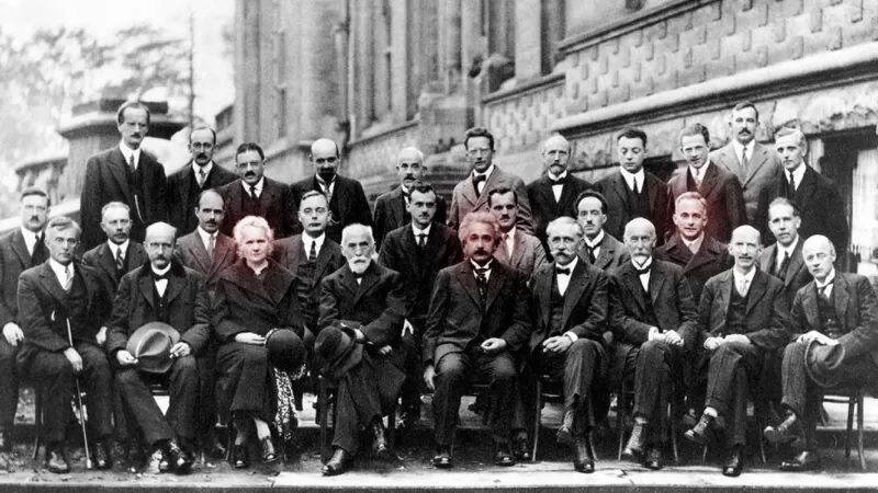 Los 29 asistentes a la famosa conferencia sobre electrones y fotones de los Institutos Internacionales Solvay de Física y Química de Bruselas en 1927. 17 eran actuales o futuros ganadores del Premio Nobel, entre ellos, Marie Curie, Albert Einstein y Max Born. SCIENCE PHOTO LIBRARY
