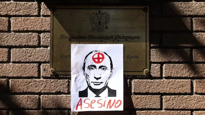 Este cartel colgado en la entrada de la embajada de Rusia, en Santiago, Chile, deja claro lo que algunos piensan sobre Vladimir Putin.