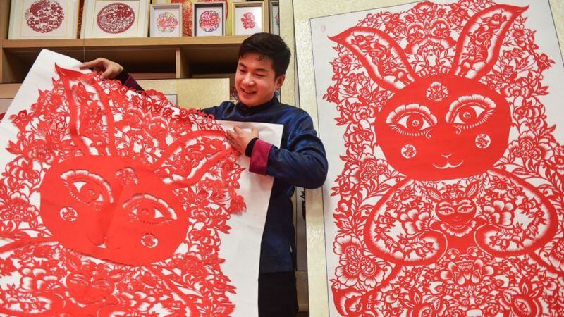 Un artista muestra una obra de arte de papel con 106 conejos para dar la bienvenida al Año Nuevo Chino. GETTY IMAGES