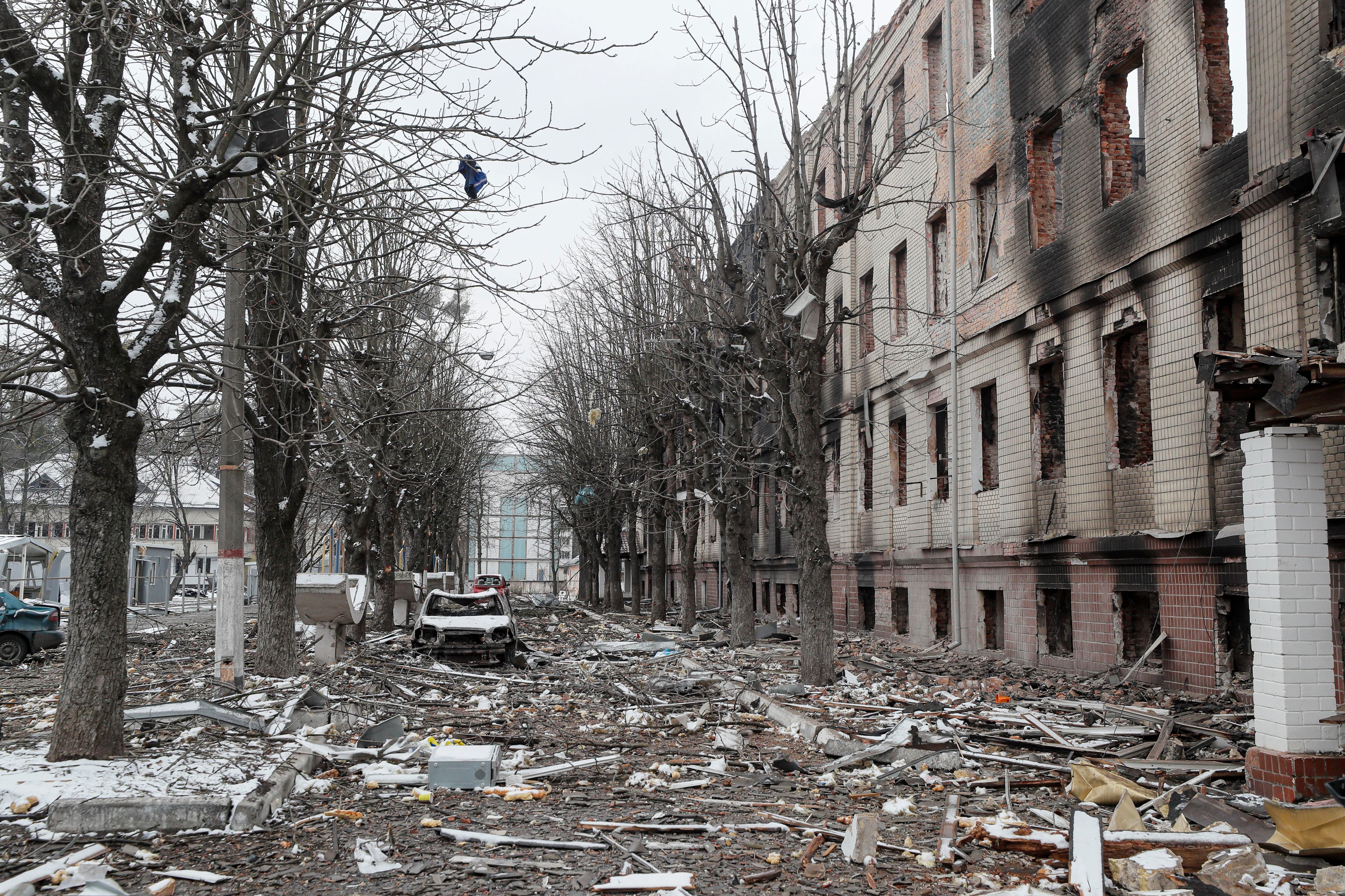 Las fuerzas rusas bombardean el noreste de Ucrania y dejaron sin electricidad y calefacción a la población. 
