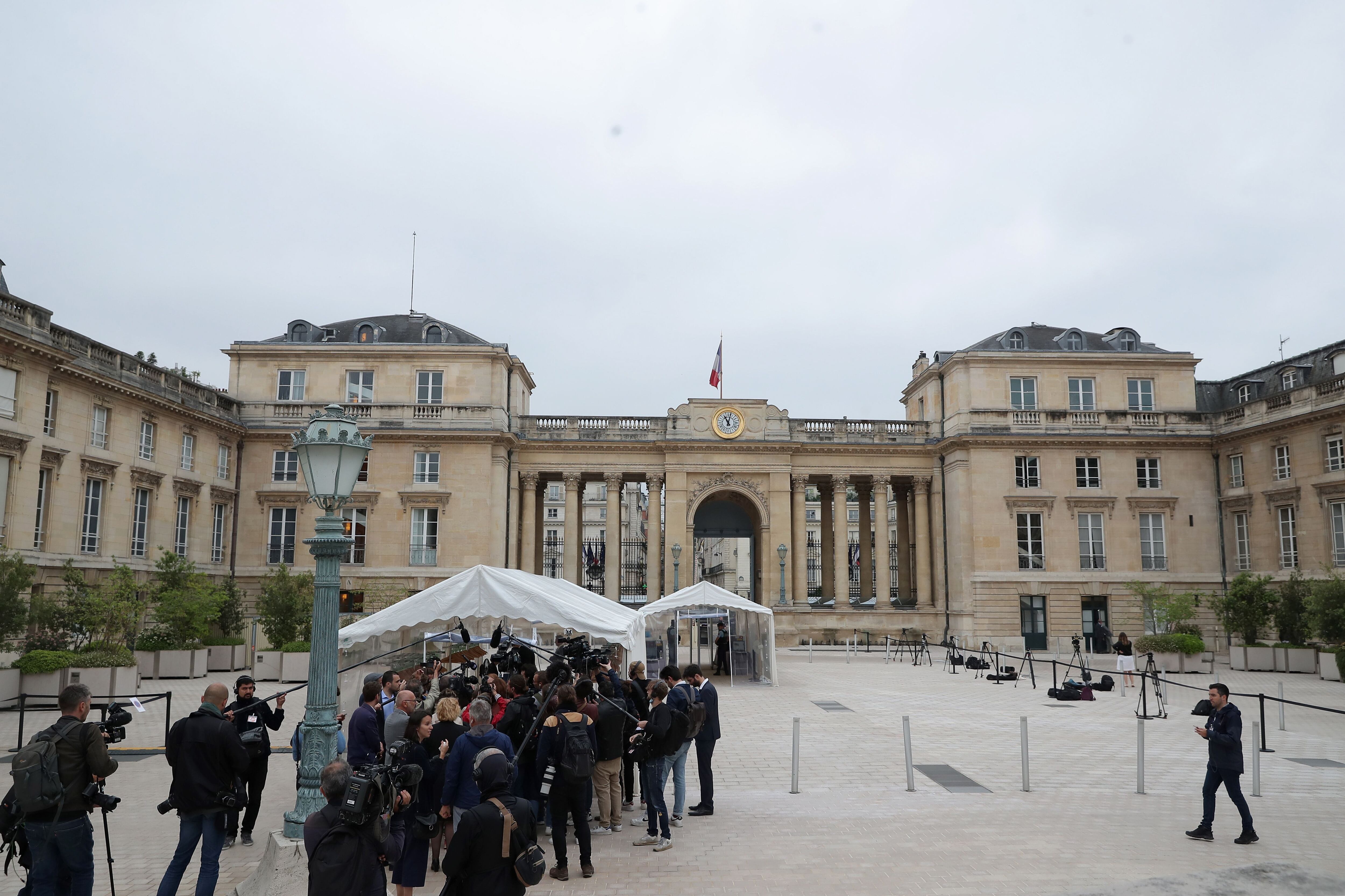 Periodistas delante de la Asamblea Nacional en Paris. EFE/EPA/CHRISTOPHE PETIT TESSON 