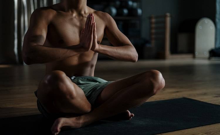 Hacer yoga por 10 minutos puede mejorar tus hábitos de sueño