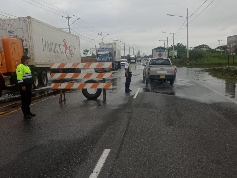 Por inundación se cerró un carril de la vía Babahoyo–Jujan