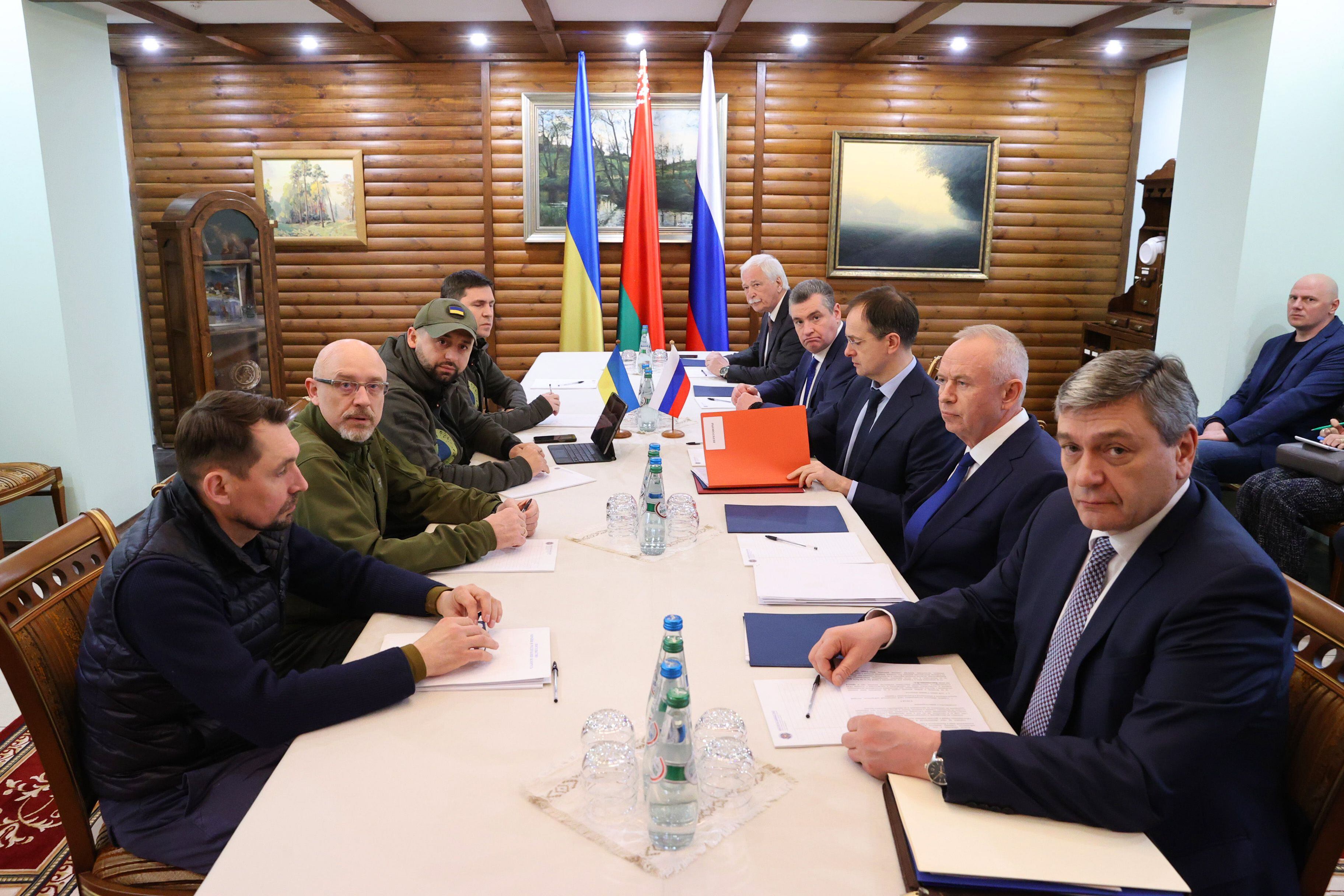 Imagen de la reunión de la delegaciones ucraniana y rusa en Brest, Bielorrusia. 