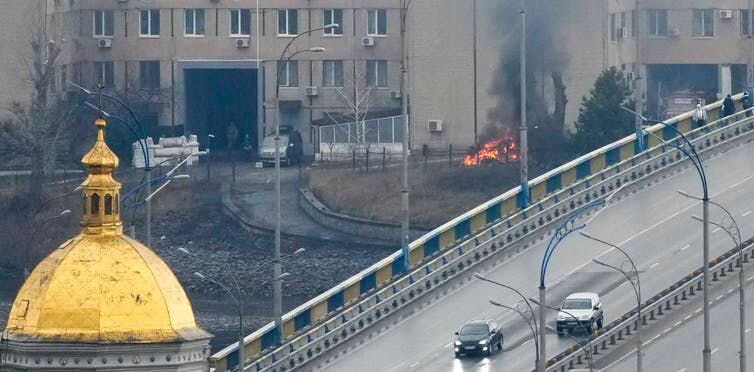 El humo y las llamas se elevan cerca de un edificio militar tras un aparente ataque ruso en Kiev, Ucrania, el 24 de febrero de 2022. (AP Photo/Efrem Lukatsky).