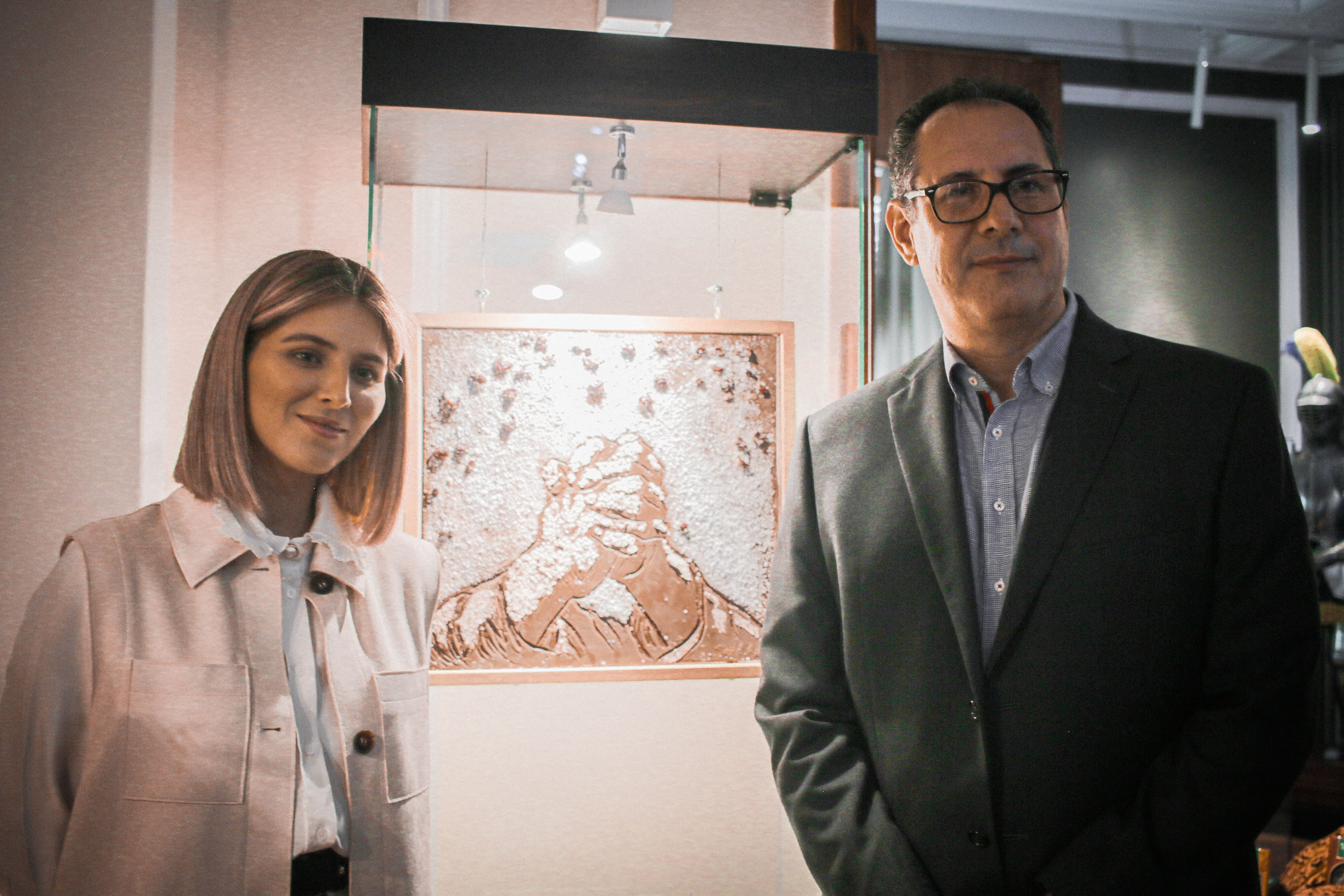 Camila Bruzzone, junto al artista visual Saidel Brito.