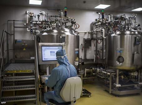 NEUVILLE SUR SAONE, Francia.- Un empleado de la compañía Sanofi trabaja en un laboratorio. Sanofi Pasteur anunció que trabaja en la fabricación de una vacuna contra el dengue, enfermedad que provoca cada año más muertes a nivel mundial.