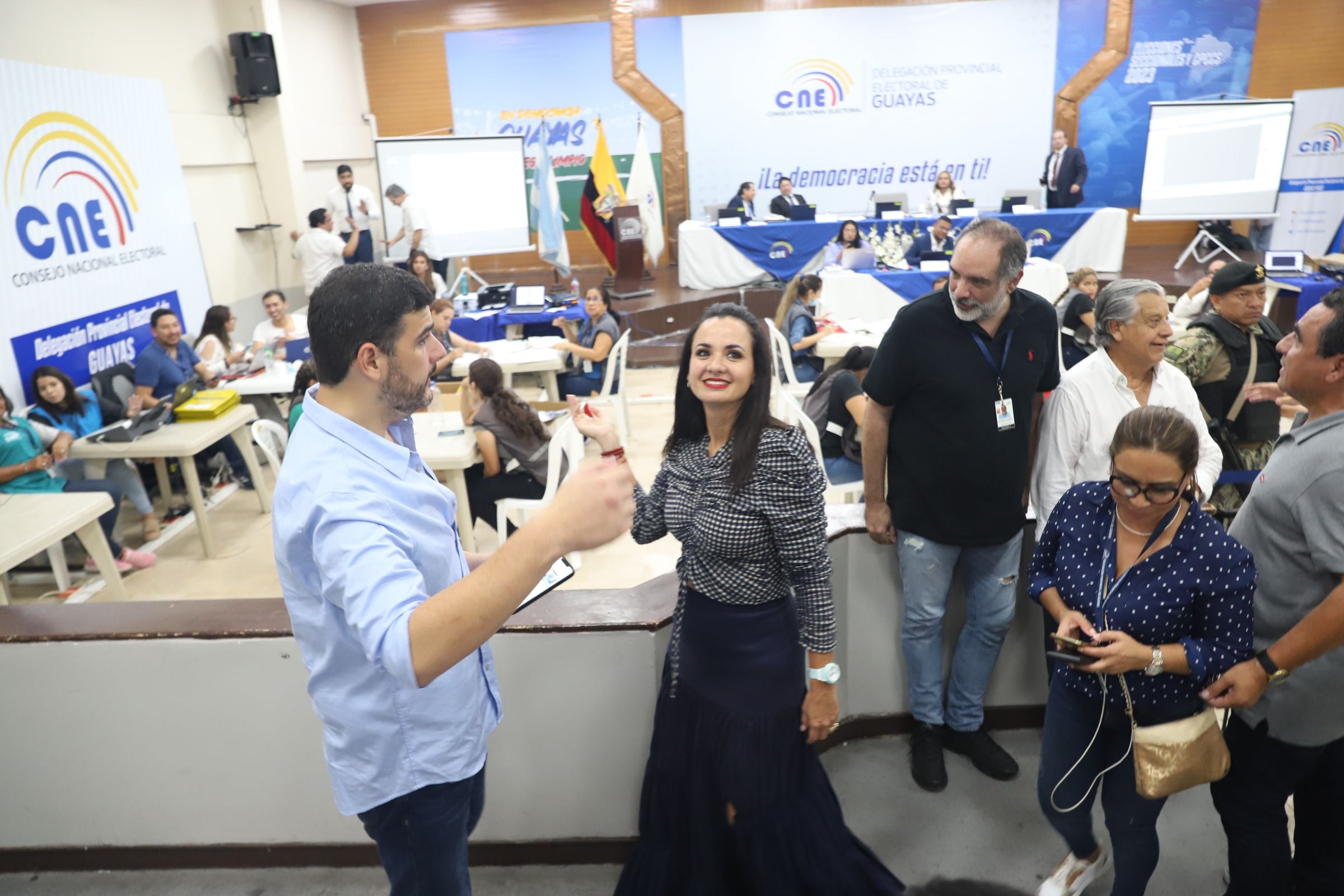 Aquiles Álvarez y Marcela Aguiñaga realizaron una visita corta al CNE Guayas, tras conocerse los resultados preliminares que los da como ganadores en la Alcaldía de Guayaquil y en la Prefectura del Guayas