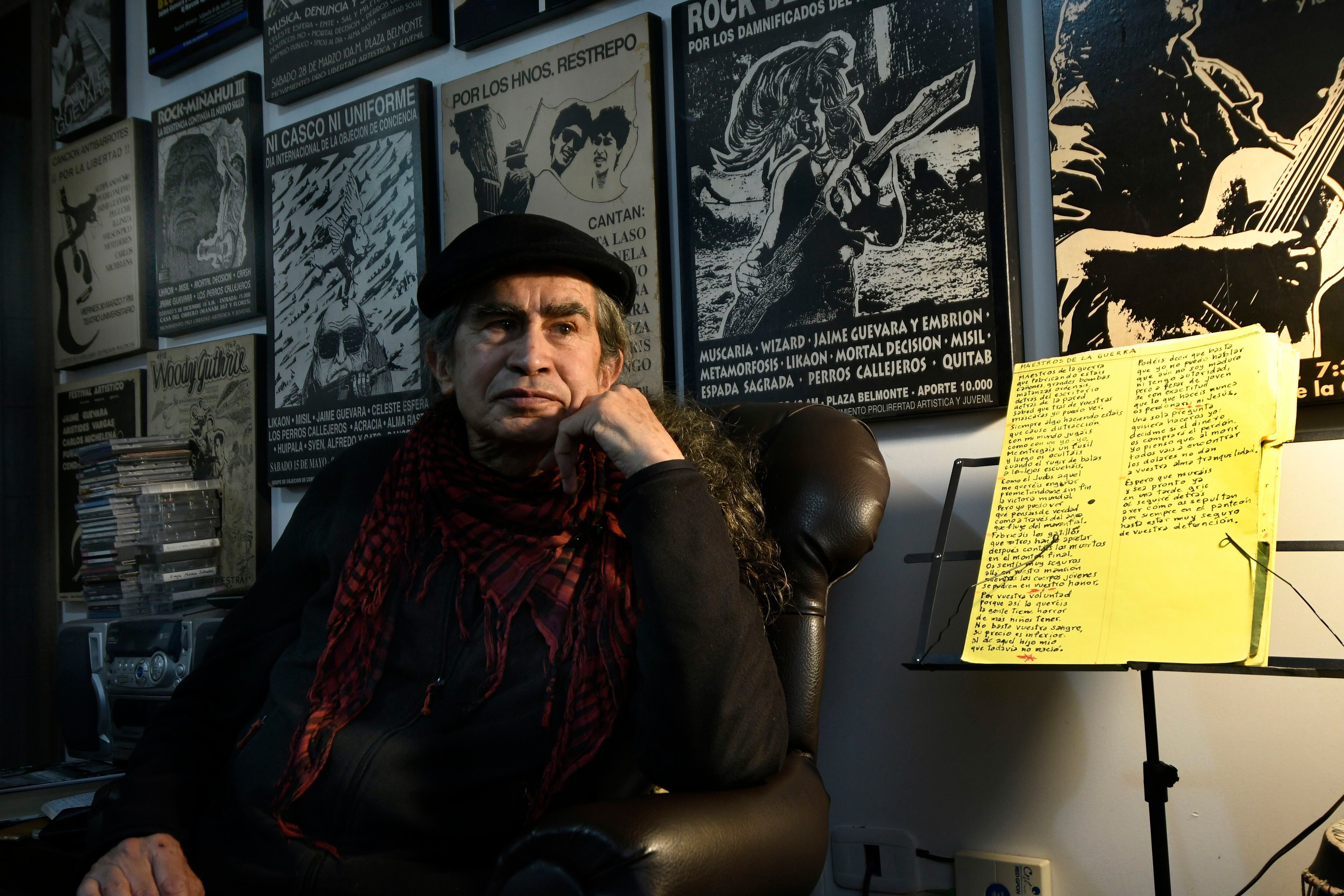 Jaime Guevara, 69 años, conocido como El Chamo Guevara, un hombre que afirma que el anarquismo es el único camino a la libertad y que —con su música— ha defendido las causas de los desaparecidos —como los hermanos Restrepo— de los obreros, de los jóvenes, de los indígenas, de los GLBTI...
EL UNIVERSO.